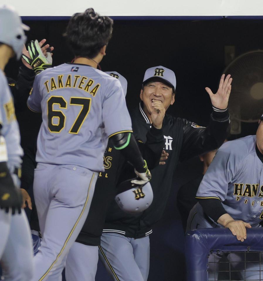 　９回、同点ソロを放った高寺（左）を満面の笑みで祝福する藤川監督（撮影・西岡正）