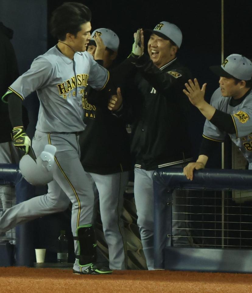 ９回、同点ソロの高寺（左）を笑顔で迎える藤川監督（中央）＝撮影・金田祐二