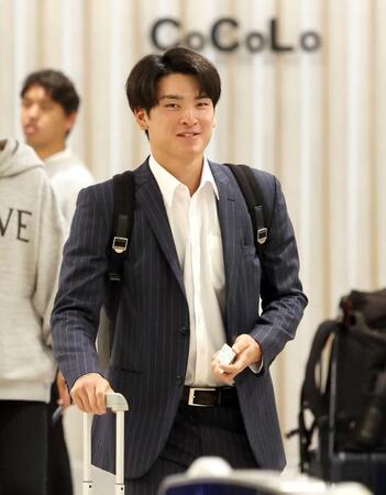 　笑みをこぼしながら改札を通る高寺（撮影・田中太一）