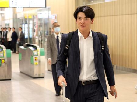 　ホームへ向かう高寺（撮影・田中太一）