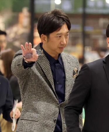 　乗り場へ向かう藤川監督