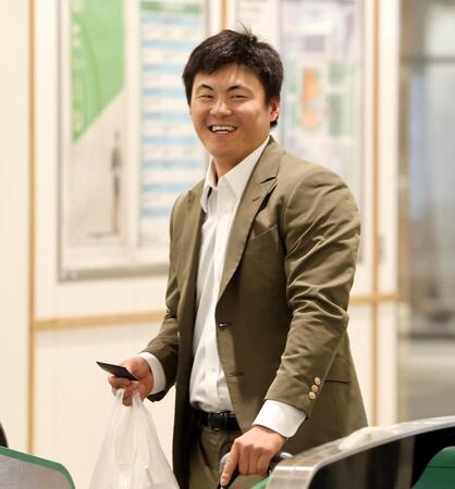 　改札口で切符が入らず、笑顔を見せる前川（撮影・田中太一）