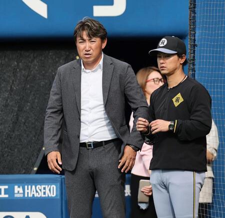 　上本コーチと話をする内川聖一氏（撮影・田中太一）