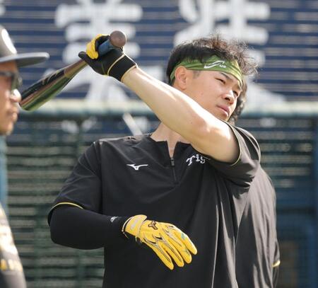 　打撃練習で汗を流す佐藤輝（撮影・西岡正）