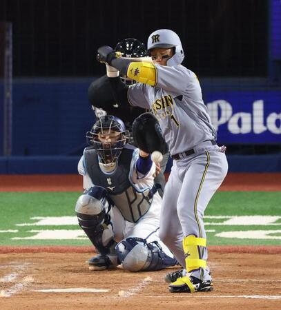 　４回、死球を受ける森下（撮影・金田祐二）