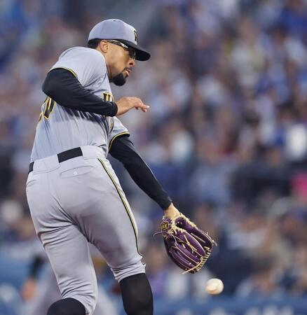 　２回、山本の打球にグラブを出すデュプランティエ（撮影・田中太一）