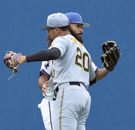 　試合前、外野でキャッチボールをするデュプランティエとジャクソンは抱き合って健闘を誓いあう（撮影・田中太一）