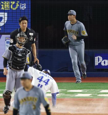 　８回、牧の先制中前適時打で失点する及川（撮影・金田祐二）