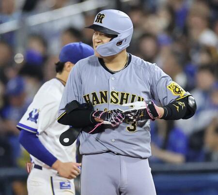 　６回、遊飛に倒れ顔をしかめる大山（撮影・田中太一）