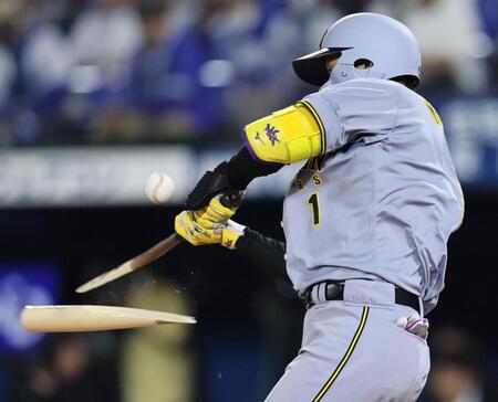 　６回、一飛に倒れる森下（撮影・田中太一）