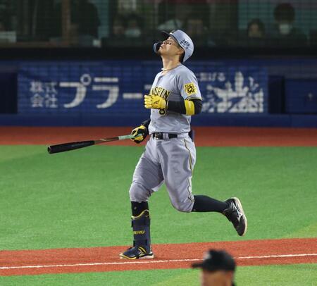 　６回、二直に倒れ悔しがる佐藤輝（撮影・金田祐二）