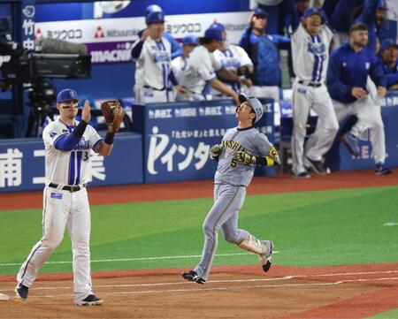 　９回、近本が二ゴロに倒れゲームセット（撮影・金田祐二）