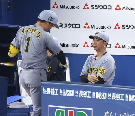 　８回、見逃し三振の森下と厳しい表情の藤川監督（撮影・金田祐二）