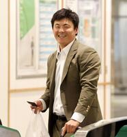 　改札口で切符が入らず、笑顔を見せる前川（撮影・田中太一）