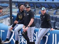 　１軍に昇格したネルソン（右）。左からデュプランティエ、ビーズリー（撮影・金田祐二）