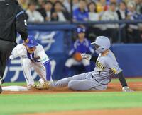 　４回、大山の左飛で森下がタッチアップも三塁でアウトになる（撮影・西岡正）