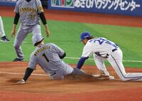 　４回、大山の左飛で二走・森下が三塁を狙うもタッチアウト（撮影・金田祐二）