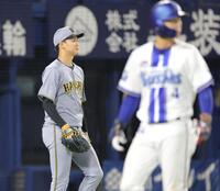 　８回、牧に先制打を浴びた及川（撮影・西岡正）