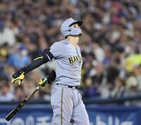 　６回、二直に倒れる佐藤輝（撮影・田中太一）