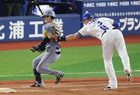 　７回、二ゴロに倒れた中野（撮影・金田祐二）