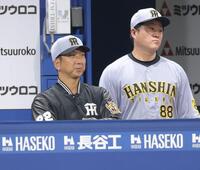 　９回、近本の二ゴロでゲームセットになった後も、ぼう然とグラウンドを見つめる藤川監督（左）＝撮影・西岡正