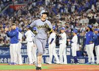 　９回、牧の好守で最後の打者となり、引き揚げる近本（撮影・田中太一）