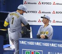 　８回、見逃し三振の森下と厳しい表情の藤川監督（撮影・金田祐二）