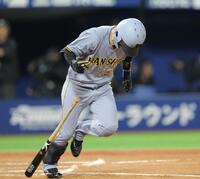 　７回、二ゴロに倒れる中野（撮影・西岡正）