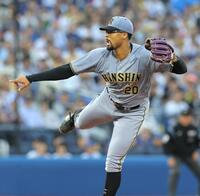 　ＤｅＮＡ打線を相手に力投するデュプランティエ（撮影・西岡正）