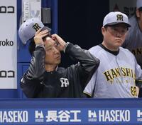 　９回、帽子を取り、頭をかく藤川監督（左）＝撮影・西岡正