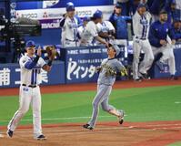 　９回、近本が二ゴロに倒れゲームセット（撮影・金田祐二）