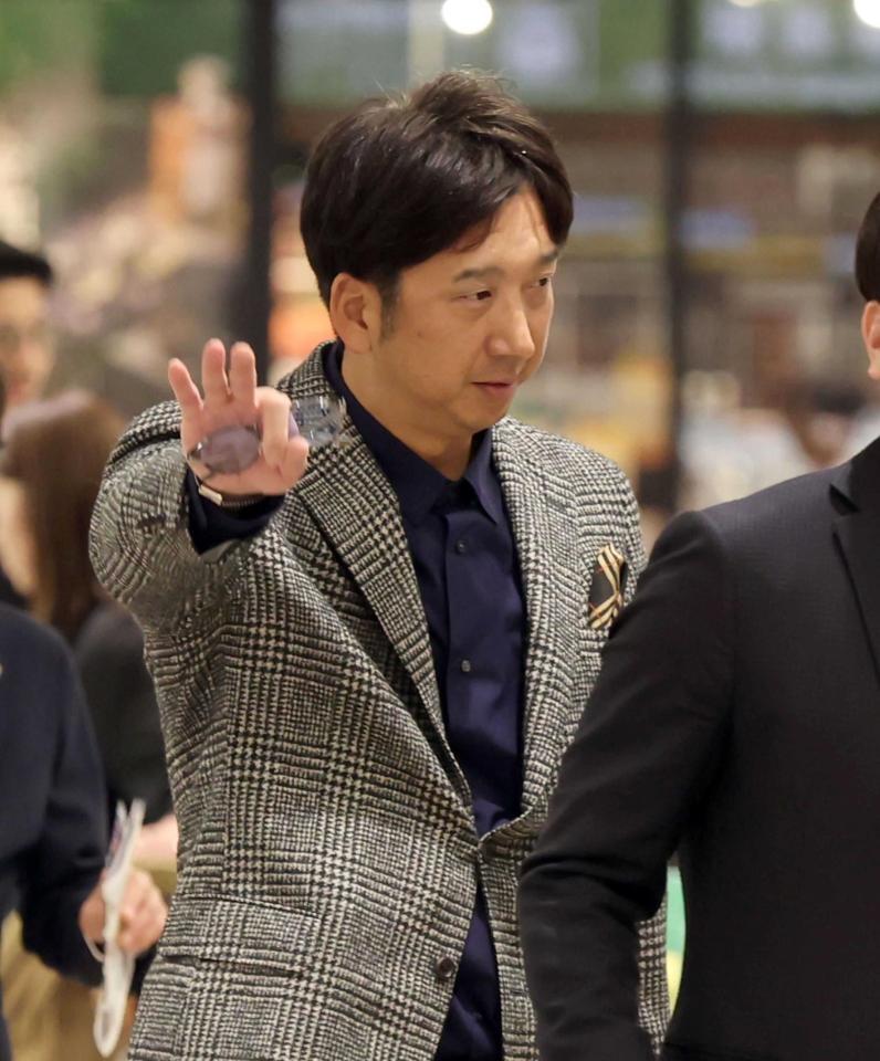 　乗り場へ向かう藤川監督