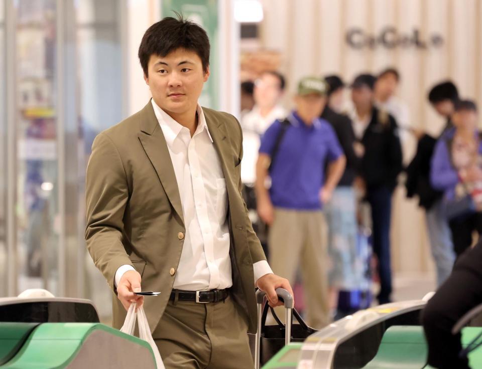 　改札口を通る前川（撮影・田中太一）