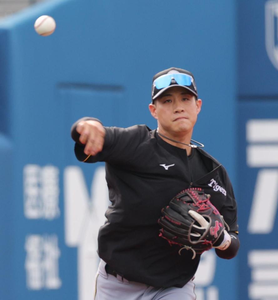 　ノックを受ける木浪（撮影・西岡正）