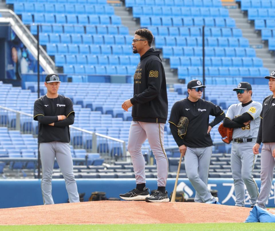 　マウンドを確かめるデュプランティエ（中央）＝撮影・西岡正