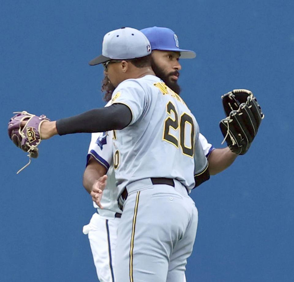 　試合前、外野でキャッチボールをするデュプランティエとジャクソンは抱き合って健闘を誓いあう（撮影・田中太一）