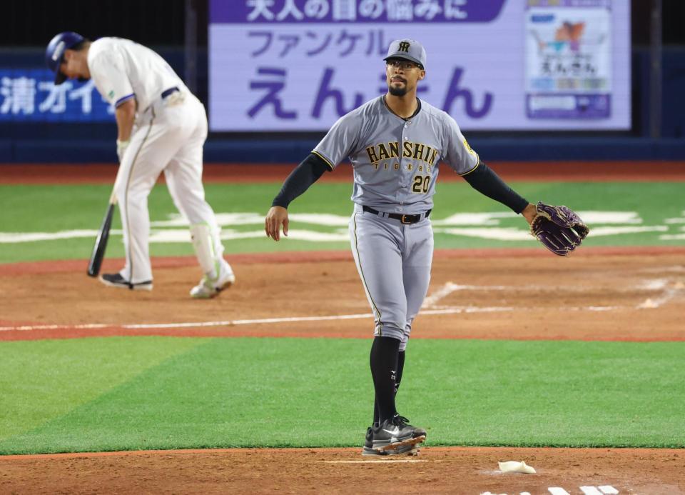 　４回、佐野を空振り三振にしとめ、ピンチを脱したデュプランティエ（撮影・金田祐二）