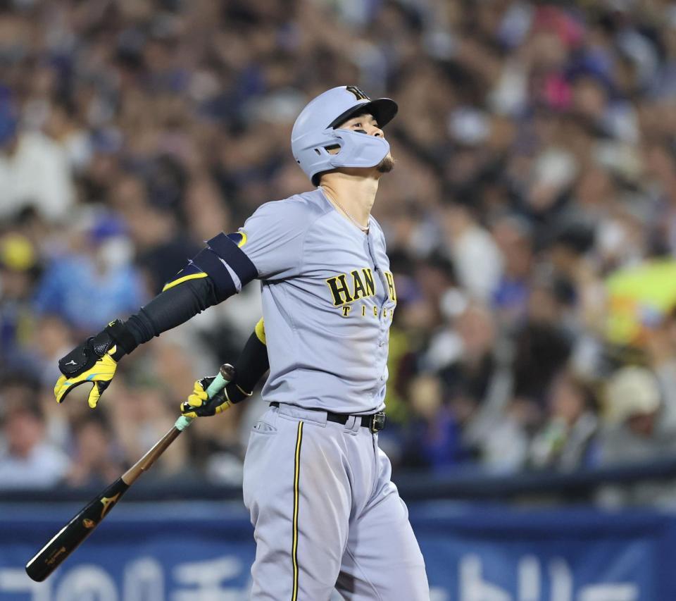 　６回、二直に倒れる佐藤輝（撮影・田中太一）