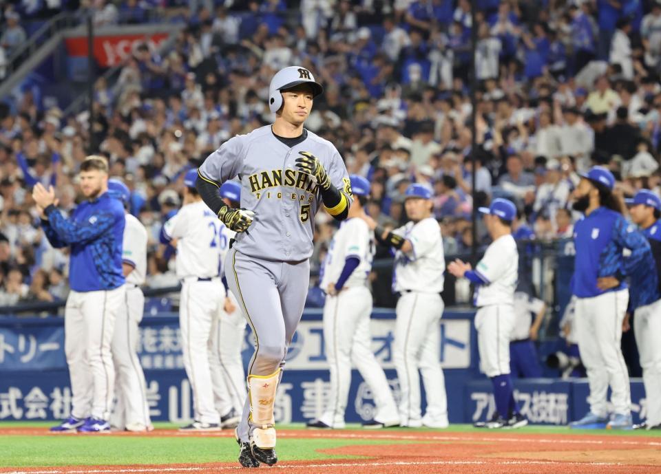 　９回、牧の好守で最後の打者となり、引き揚げる近本（撮影・田中太一）