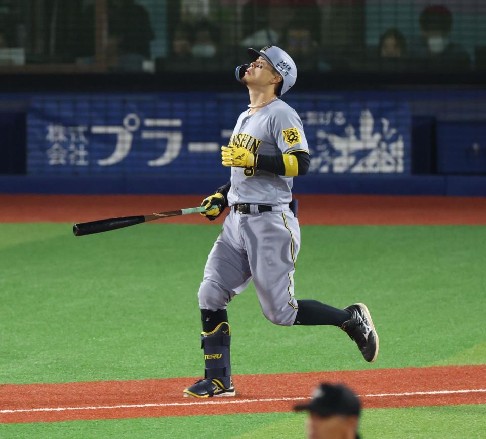 　６回、二直に倒れ悔しがる佐藤輝（撮影・金田祐二）