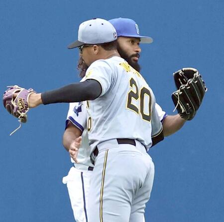 　試合前にジャクソンと抱き合うデュプランティエ（撮影・田中太一）