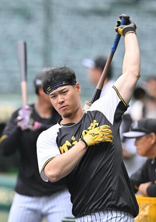 　体をほぐす佐藤輝（撮影・西田忠信）