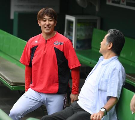 　川藤幸三氏（右）と言葉を交わす小園（撮影・西田忠信）