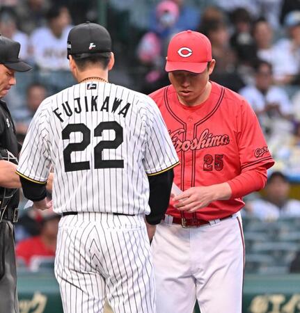 　藤川監督（２２）とメンバー表を交換する新井監督（撮影・西田忠信）