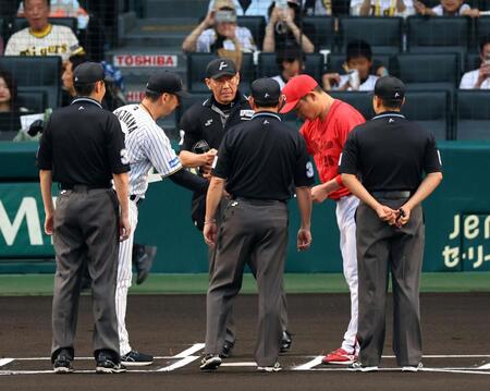　試合前、メンバー表を交換し握手をかわす藤川監督と新井監督（撮影・山口登）