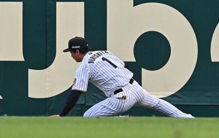 　１回、秋山の打球を追ってフェンスに激突した森下（撮影・西田忠信）