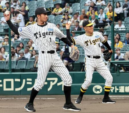 　ファーストピッチセレモニーを行う鳥谷敬氏と藤田平氏（撮影・田中太一）