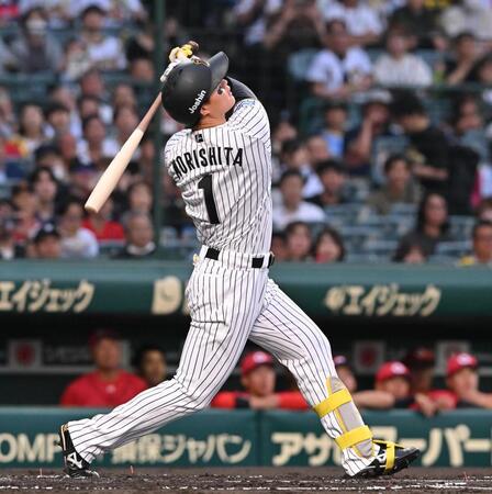 　１回、一邪飛に倒れる森下（撮影・西田忠信）