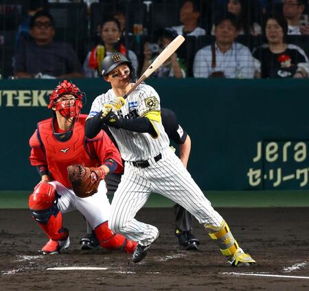 【写真】広島・小園がドタバタ　内野ゴロ捕れずすってんころりん