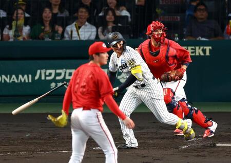 　４回、三塁内野安打を放つ森下（撮影・山口登）